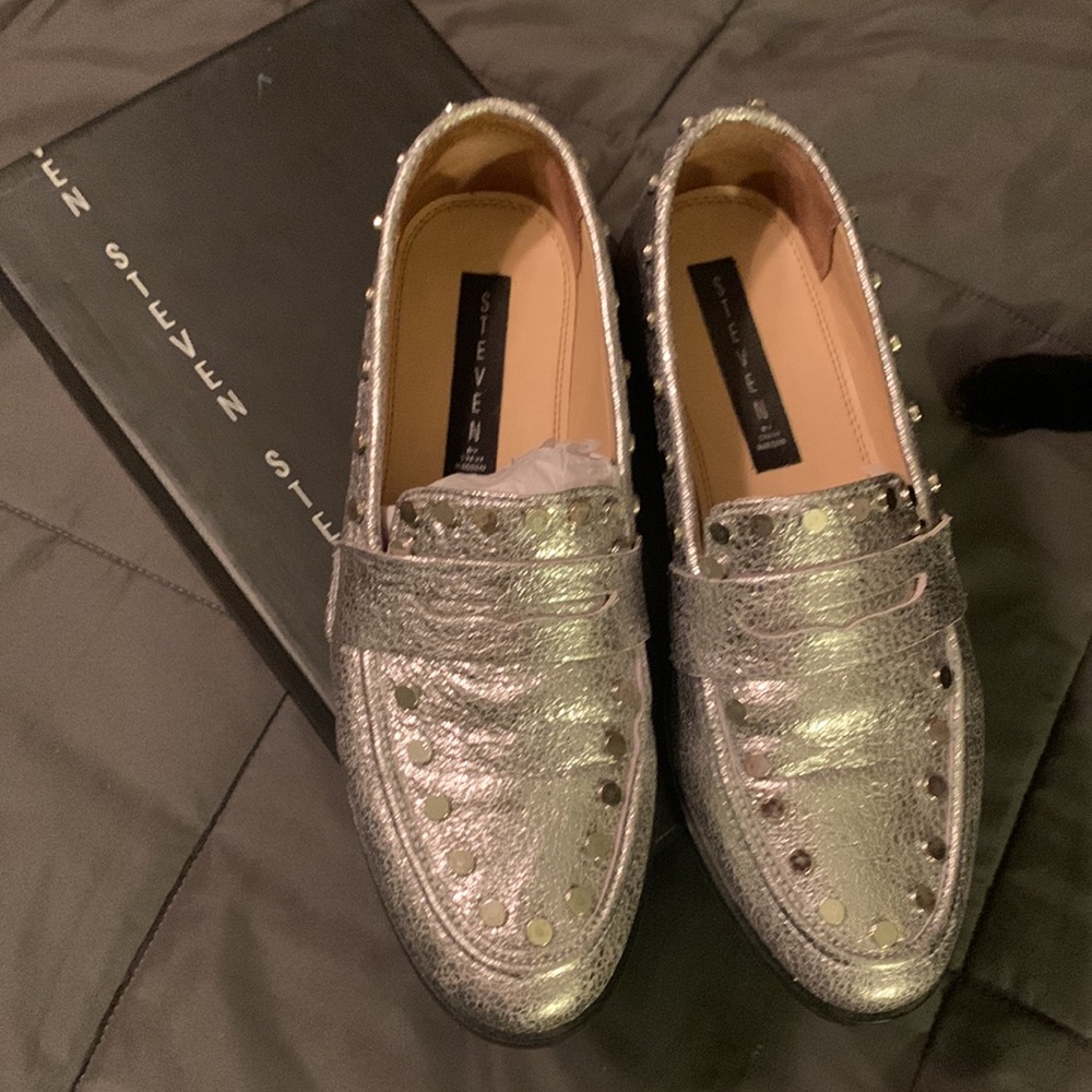 Steven Madden Ample leather Loafer Silver Leaf with silver studs - worn once!